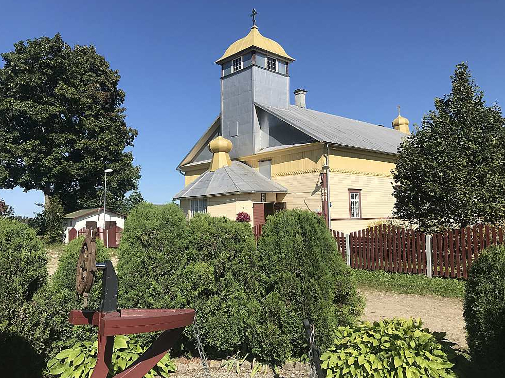 Moskvinas vecticībnieku dievnamā par Nākotnes atbalsta fonda līdzekļiem tiek restaurēti koka logi.