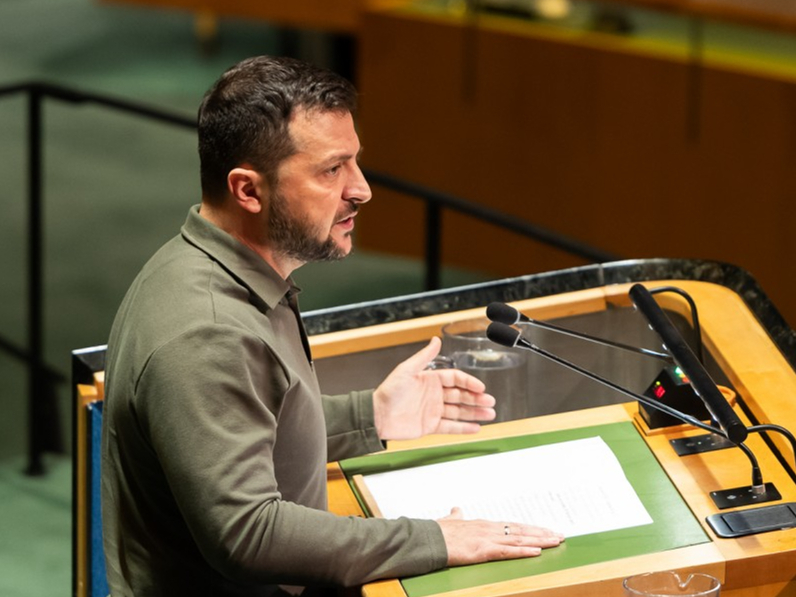 Ukrainas prezidents Volodimirs Zelenskis, uzrunājot ANO Ģenerālo asambleju.