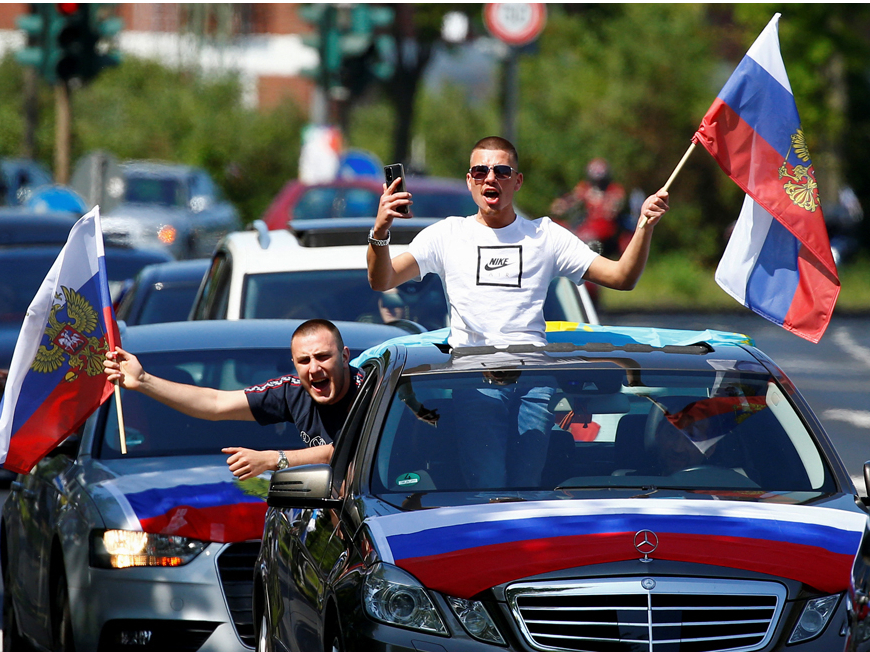 Vācijas
pilsētā Ķelnē vietējie krievu aktīvisti izbraukuši ielās ar
Krievijas karogiem rokās. Eiropas Savienības valstis ir sākušas aktīvāk vērsties pret agresorvalsts Krievijas pilsoņiem, piemēram, Vācijā tiek konfiscētas automašīnas ar Krievijas numuriem.