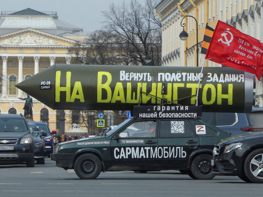 "Uz Vašingtonu!". Krievijā valdošais režīms izmanto arvien agresīvāku retoriku pret rietumvalstīm, draudot uzmest atombumbas Rietumu lielpilsētām.