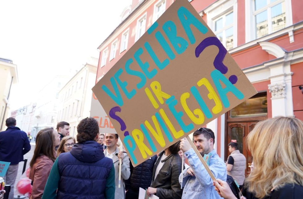 Valsts kontrole secinājusi, ka Latvijā kopējie valsts budžeta izdevumi par kompensējamām zālēm ir zemākie Baltijas valstīs. Attēlā: mediķu un pacientu organizāciju protesta akcija "Par pieejamu un kvalitatīvu veselības aprūpi" pie Saeimas šā gada 11. maijā.