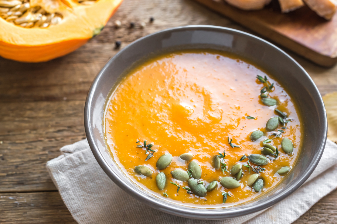 Ķirbju zupa ar grauzdētām ķirbju sēklām