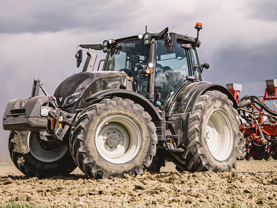 'Valtra N' sērijas traktors.
