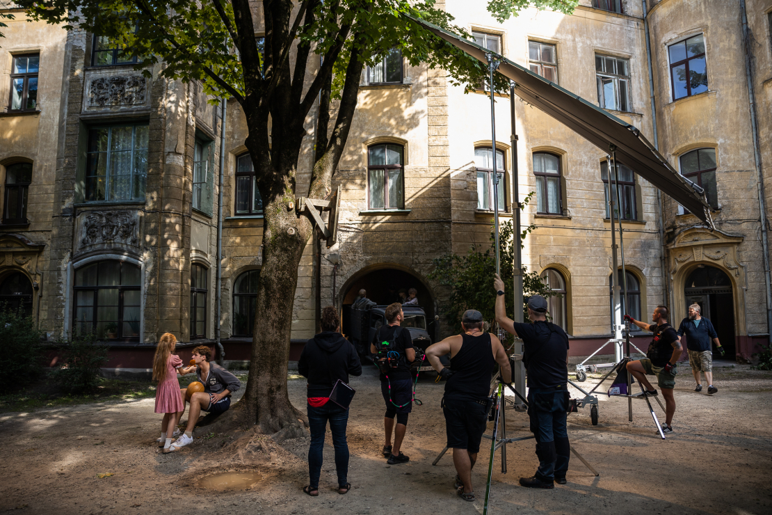 Kadrs no Dzintara Dreiberga filmas par basketbola komandu "TTT".