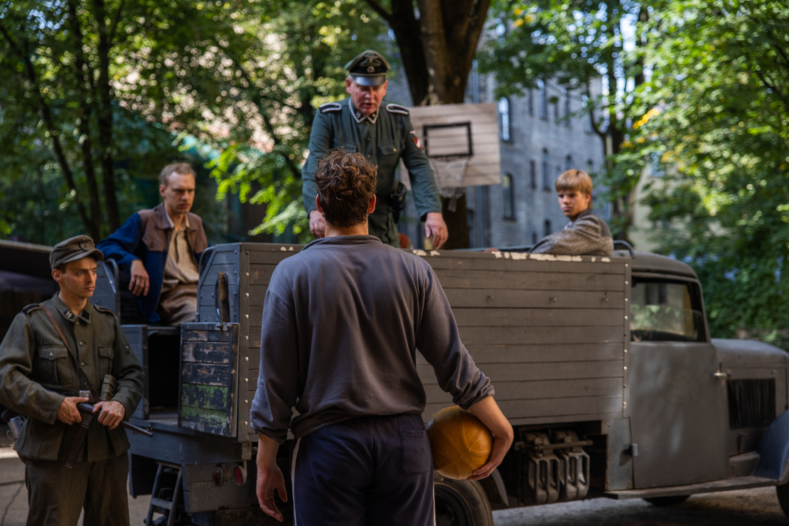 Kadrs no Dzintara Dreiberga filmas par basketbola komandu "TTT".