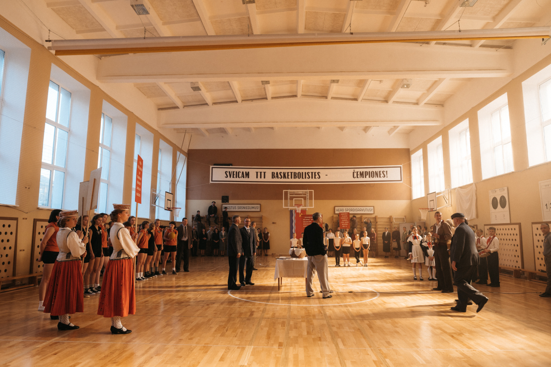 Kadrs no Dzintara Dreiberga filmas par basketbola komandu "TTT".