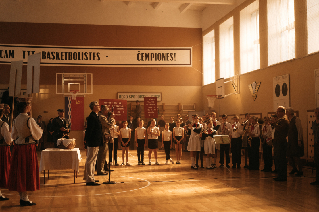 Kadrs no Dzintara Dreiberga filmas par basketbola komandu "TTT".