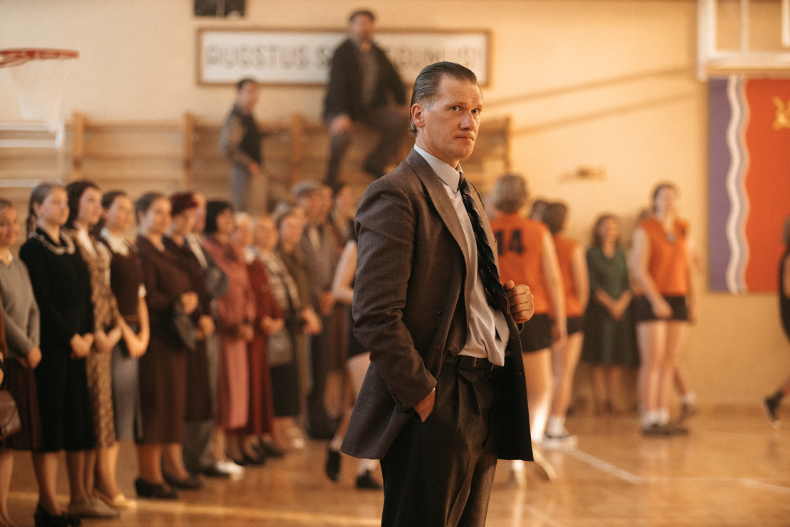 Kadrs no Dzintara Dreiberga filmas par basketbola komandu "TTT".