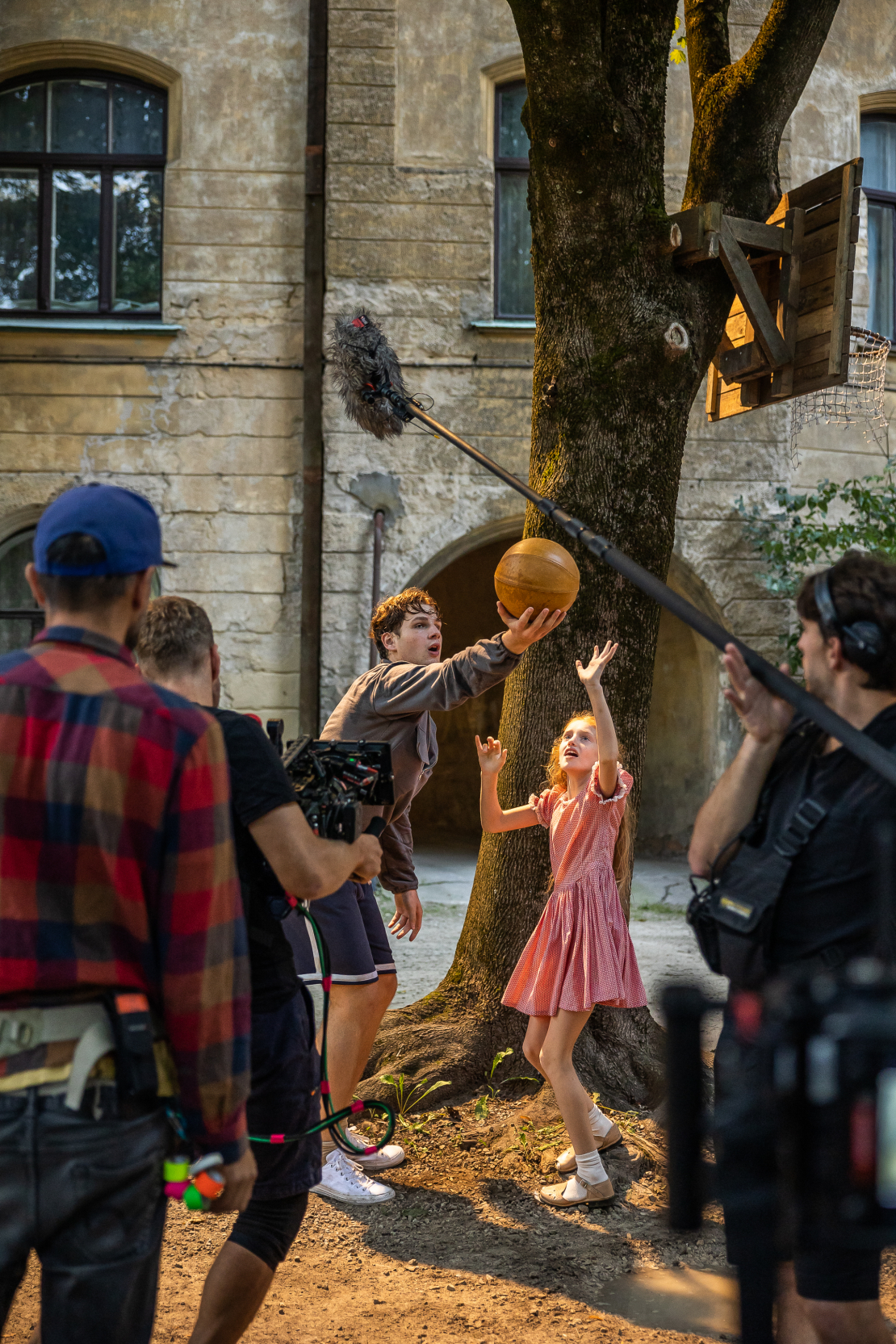 Kadrs no Dzintara Dreiberga filmas par basketbola komandu "TTT".