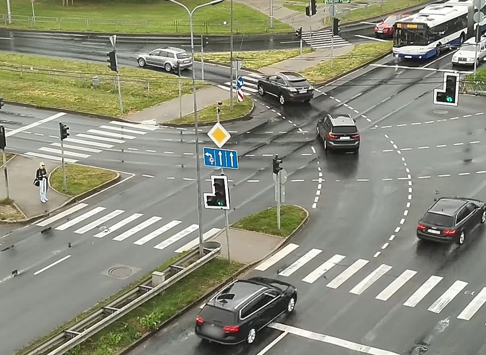 Valsts policija ar drona palīdzību nofilmējusi arī autovadītājus, kas apbrauca stāvošas vai lēni braucošas automašīnu kolonnas, neievērojot ceļa horizontālo apzīmējumu. Tāpat pieķerti autovadītāji, kas neievēroja luksofora signālu un nogriezās krustojumā pa kreisi, kad luksoforā jau vairs nedega zaļā papildsekcija.