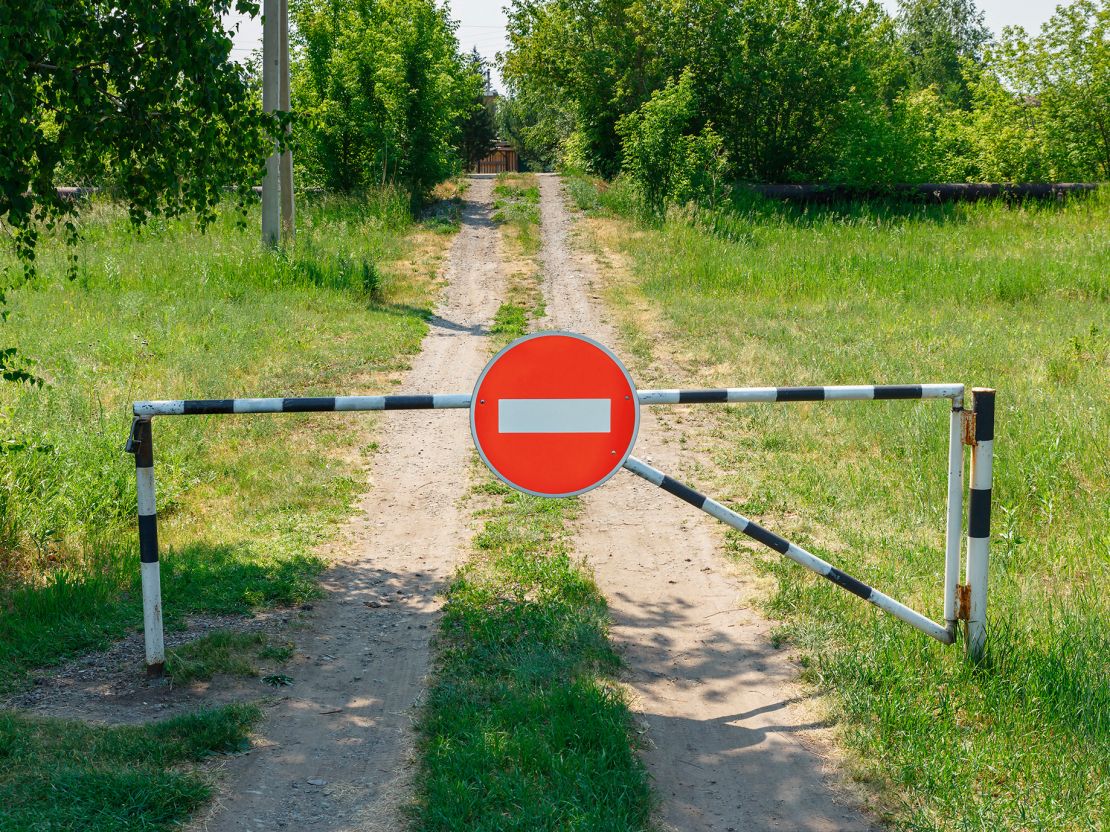 Attiecībā uz ceļa zīmēm jāievēro sevišķs regulējums. 