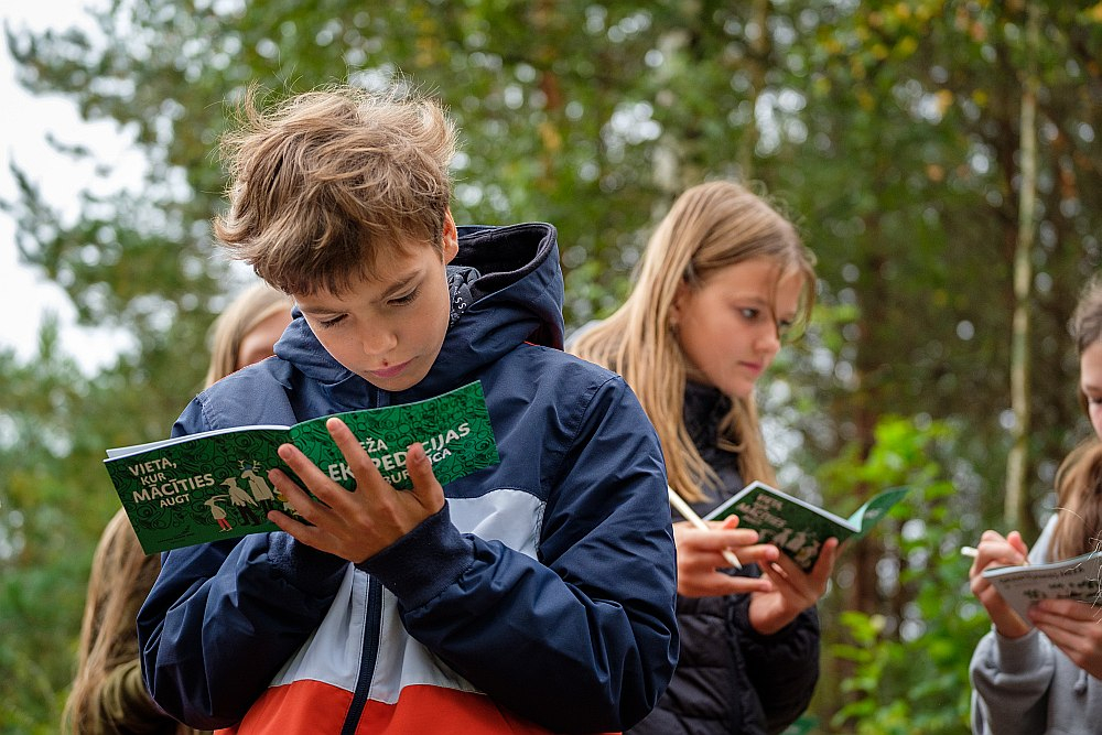 Katram tika "Meža ekspedīcijas burtnīca", kuru skolēni aizpilda ar lielu atbildības sajūtu.
