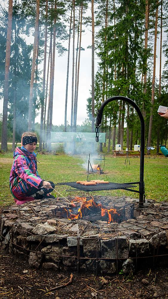 Dabaszinību stundas mežā ir aizraujoša pastaiga (attēlā – pašu gatavots tiltiņš bez naglām), kas turklāt noslēdzas ar desiņu cepšanu ugunskurā.