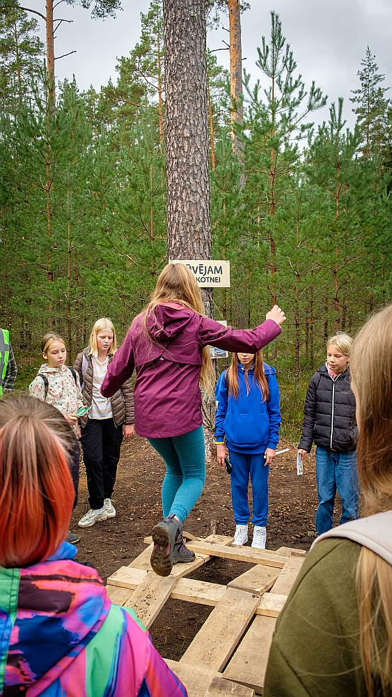 Dabaszinību stundas mežā ir aizraujoša pastaiga (attēlā – pašu gatavots tiltiņš bez naglām), kas turklāt noslēdzas ar desiņu cepšanu ugunskurā.