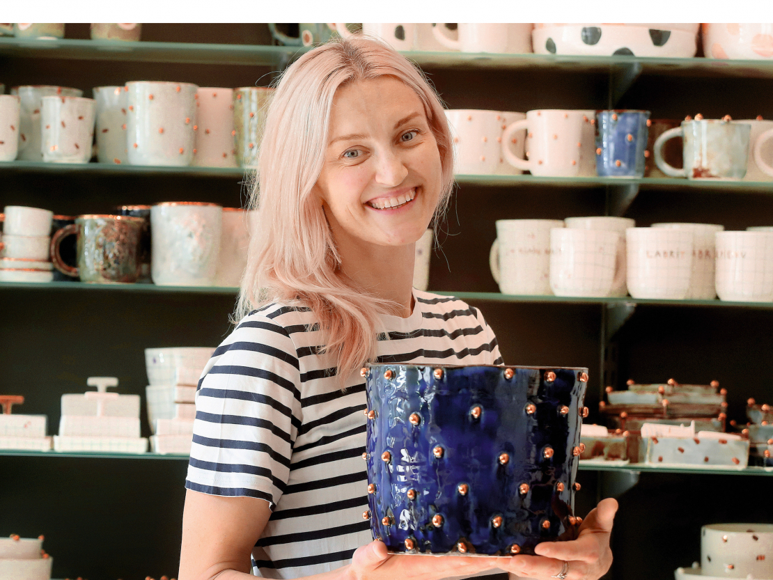 Linda Ķivule, kādu laiku pastrādājusi ar mālu un akmensmasu, nu jau vairākus gadus ir uzticīga tikai porcelānam.