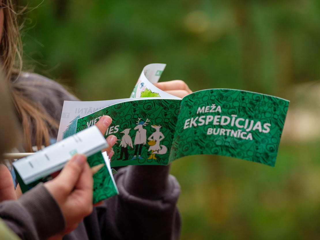 AS "Latvijas valsts meži" ik gadu septembrī rīko pasākumus, kur skolu 6. klases apgūst dabaszinības mežā kopīga piedzīvojuma veidā  