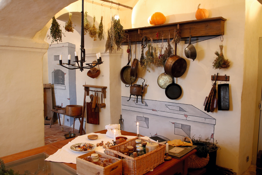 Cēsu Jaunās pils virtuves ekspozīcija rudenī un ziemā atdzīvojas – nedēļu nogalēs smaržo garšvielas un var klausīties virējas stāstus.