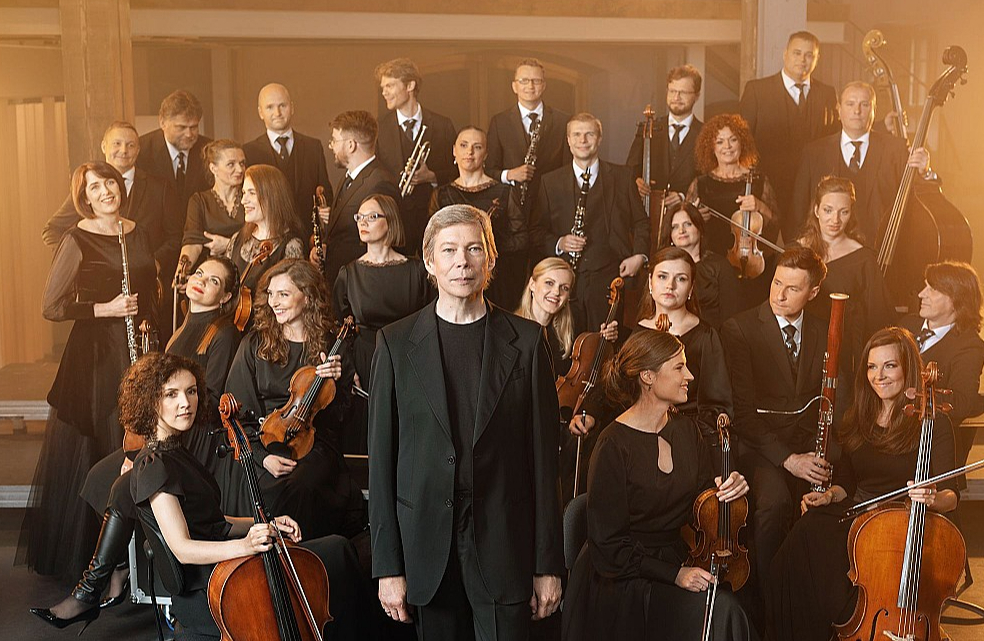 "Sinfonietta Rīga" sezonas atklāšanas koncertā uzstājās gan pavisam jauni, gan vispārzināmi mūziķi.