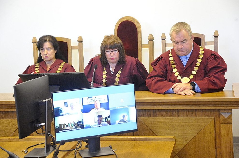 Tiesneses Signe Kalniņa, Sandra Amola un tiesnesis Valdis Vazdiķis vakar apgabaltiesā Rīgā, Abrenes ielā, paziņoja spriedumu. Apsūdzētie citi lietas dalībnieki spriedumu klausījās attālināti – Aivars Lembergs bija izvēlējies Kurzemes rajona tiesas zāli Ventspilī.
