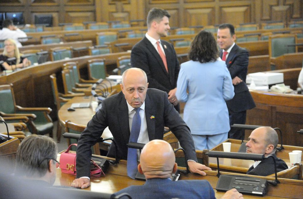 "Gods kalpot Rīgai" municipālpartijas priekšsēdis Oļegs Burovs ir pacēlis cepuri un aizvācis mantiņas no "Latvija pirmajā vietā" saimes telpām.