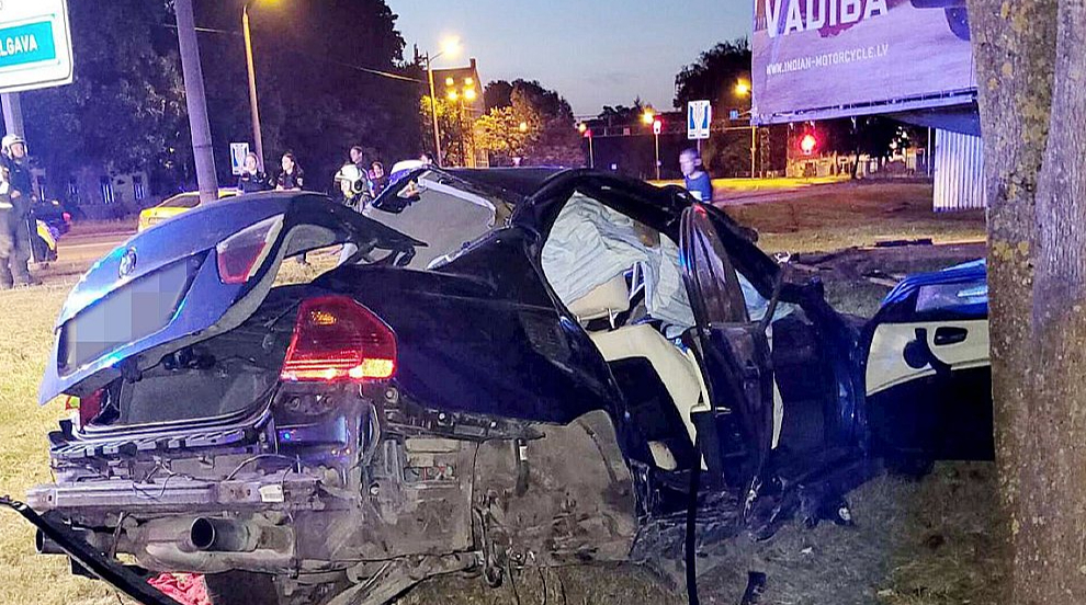 Automobilis, uzbraucot ietvei, kā uz tramplīna uzlidojis gaisā un taranējis masīvo vides reklāmas stendu.