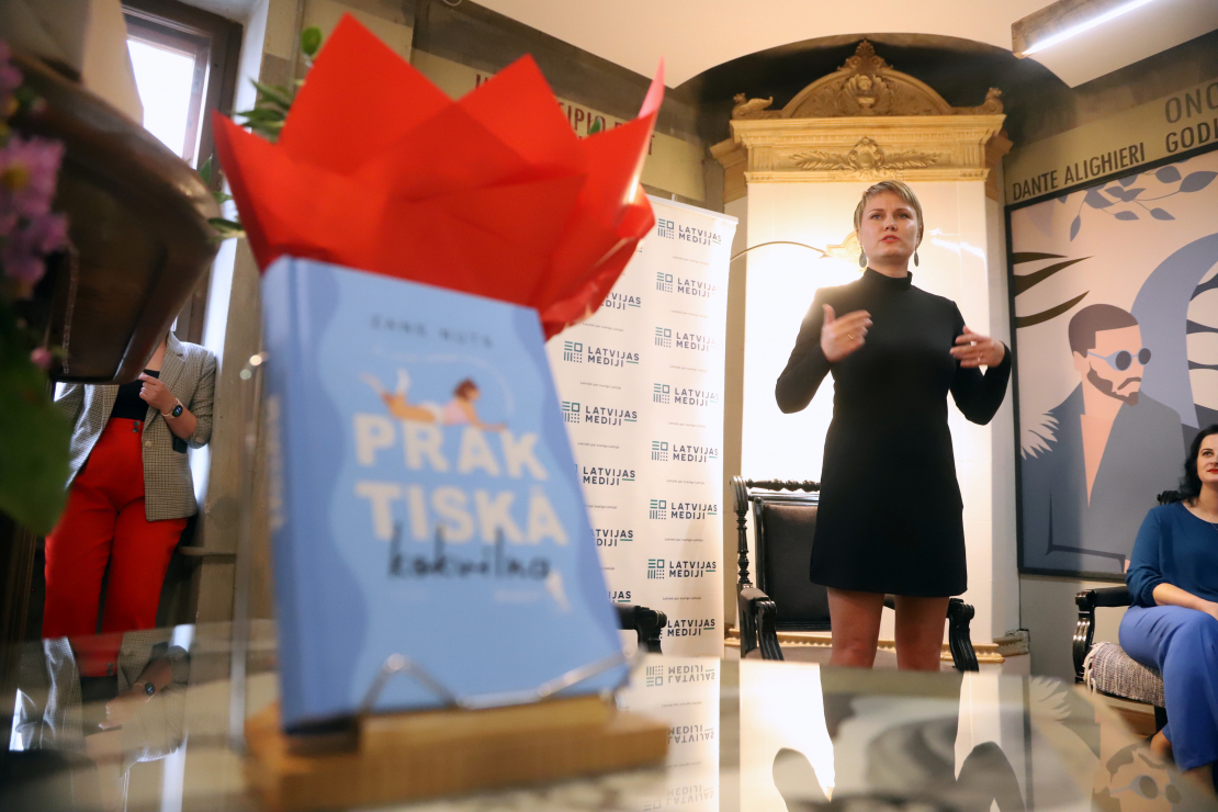 Zanes Nuts grāmatas "Praktiskā kokvilna" atvēršana.