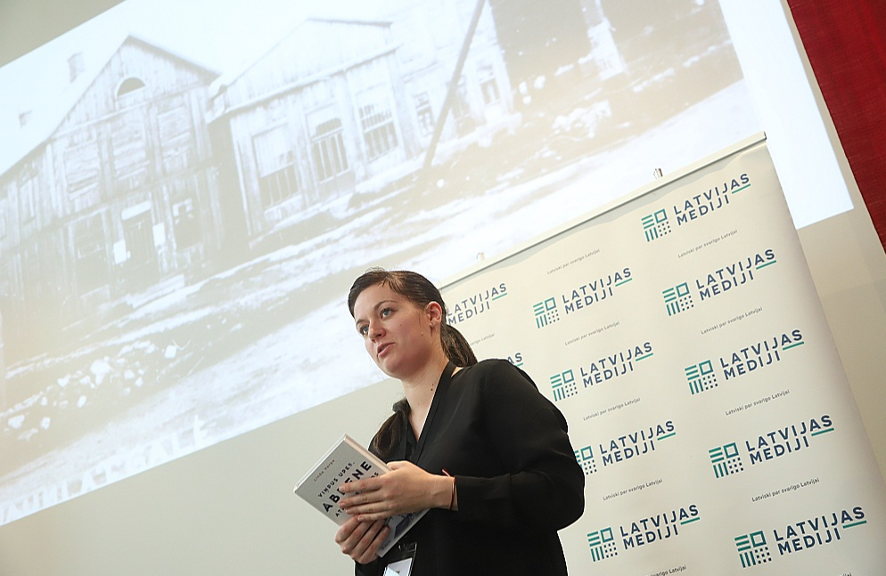 Linda Vorpe savas grāmatas "Viņpus upes. Abrene atmiņu stāstos" atvēršanas svētkos.