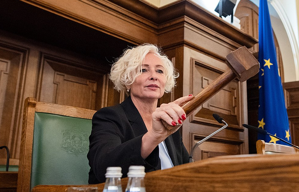 Pēc Daigas Mieriņas ievēlēšanas par spīkeri atklājās, ka viņas angļu valodas zināšanas nav labas. Bet ir daudzi politiķi, kuri uzskata – Saeimas spīkera galvenais uzdevums ir labi vadīt Saeimas sēdes un nodrošināt tajās kārtību.