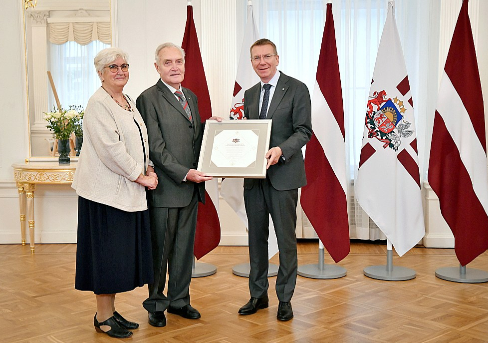 Uldis Dumpis ar dzīvesbiedri Dainu Dumpi Rīgas pilī saņemot apsveikumus no Valsts prezidenta Edgara Rinkēviča.