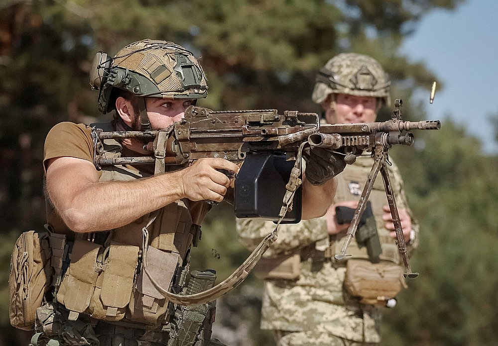 ASV Ukrainai piegādātā bruņojuma klāsts ir ļoti plašs, sākot no patronām strēlnieku ieročiem un beidzot ar tankiem un raķešsistēmām. Ukraiņu karavīrs ar ASV ražotu ložmetēju mācībās pie Kijivas šī gada septembrī.