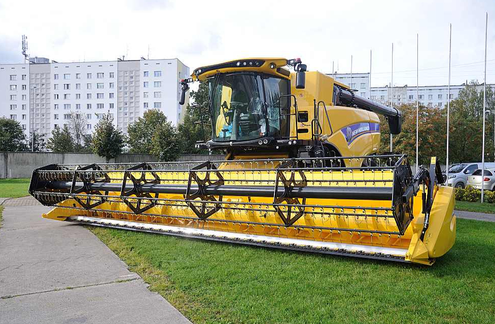 Šogad Rāmavā uz ierastā deviņstāvu apbūves fona būs skatāmi ne tikai traktori un lauksaimniecības vai meža darbu tehnika, bet arī plašs klāsts ceļu būvei, celtniecībai, infrastruktūras uzturēšanai un lauku mobilitātei piemērotā aprīkojuma.