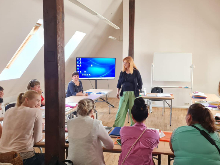 Ērika Pičukāne, mācot latviešu valodu cittautiešiem, nodarbībās
cenšas radīt vieglu un patīkamu gaisotni, lai valodas apguvi
nenāktos uztvert kā smagu darbu