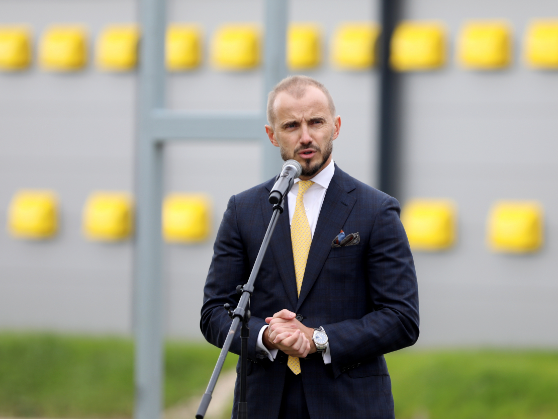 "APF Holdings" dibinātājs un vadītājs Jurijs Adamovičs piedalās Alūksnes putnu fermas trešās novietnes atklāšanas pasākumā.