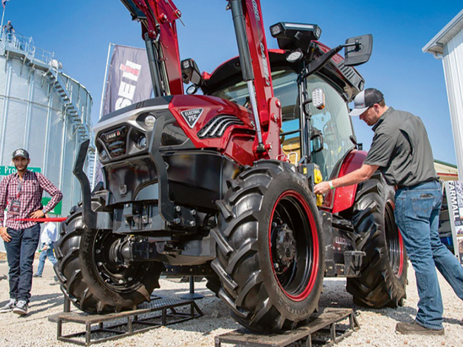 'Case IH Farmall 75C Electric' elektriskais traktors. 