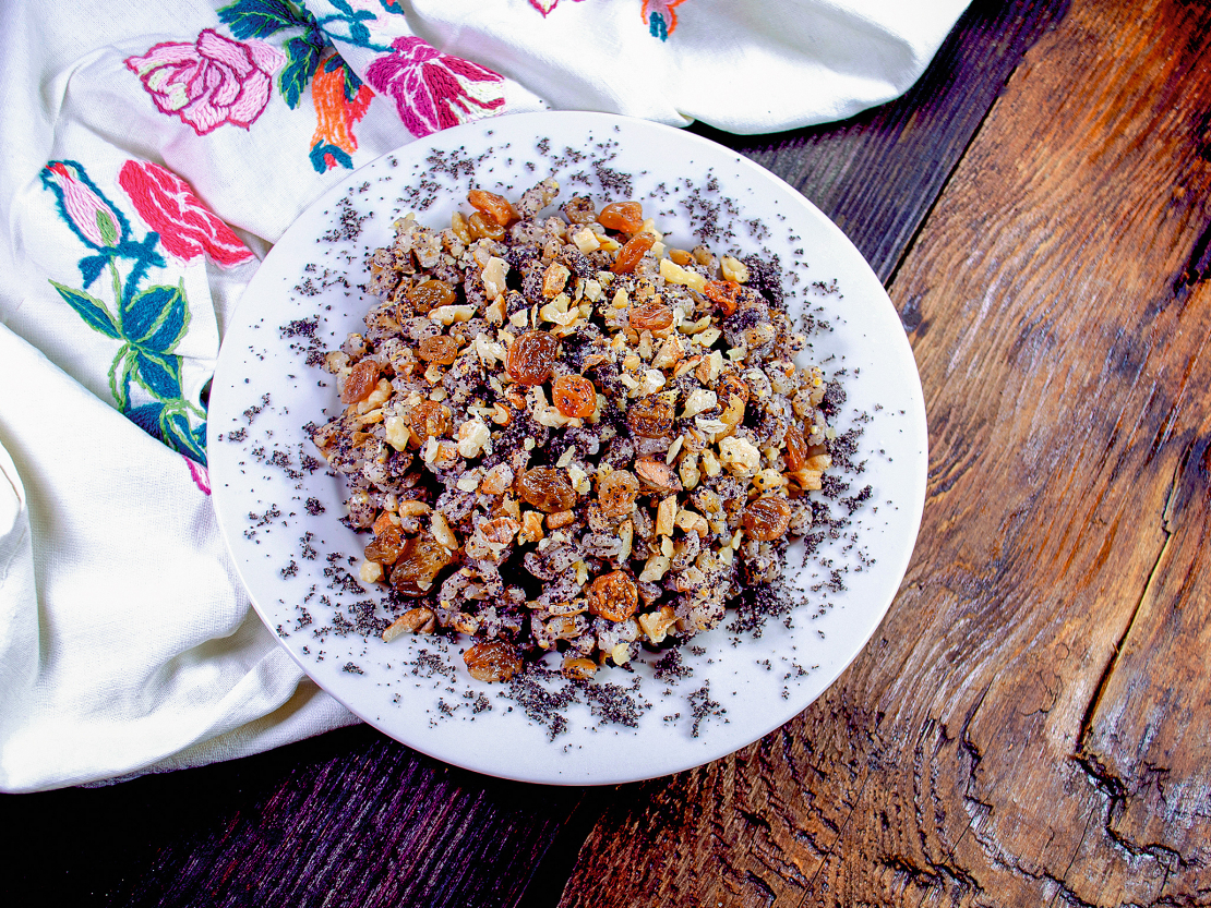 Grūbu deserts ar augļiem.