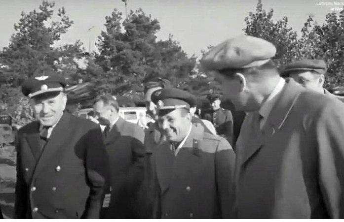 Jurijs Gagarins Rumbulā. Kadrs no kinohronikas "Padomju Latvija".
