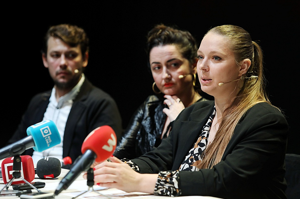 Izrādē "Kaligula" galvenajā lomā iejutīsies pirms gada no Maskavas izbraukušais aktieris Šamils Hamatovs. Attēlā: kopā ar mākslinieciskās stratēģijas un repertuāra plānošanas vadītāju Lauru Grozu (no kreisās) un teātra direktori Danu Bjorku.