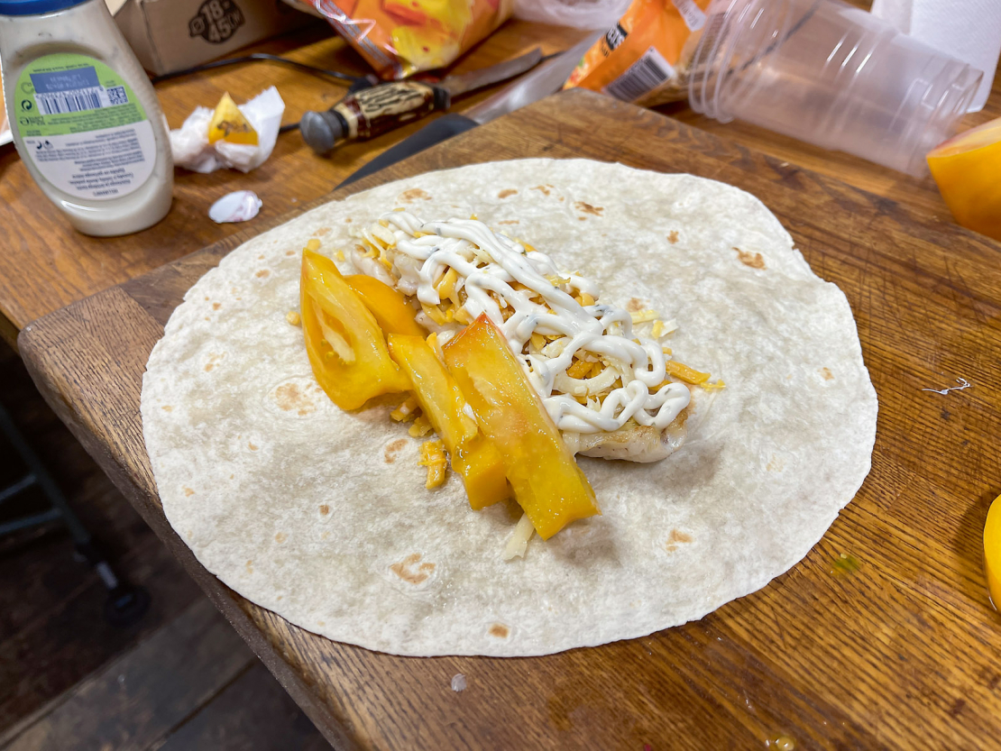 Tortilja ar asarīšiem gatava satīšanai.