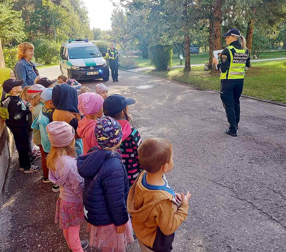 Salaspils novads ir viena no tām pašvaldībām, kurai ir sava policija. Attēlā: Salaspils pašvaldības policijas darbinieki septembrī viesojās pie pirmsskolas izglītības iestādes "Atvasīte" bērniem, ar kuriem pārrunāja drošības noteikumus uz ielas.