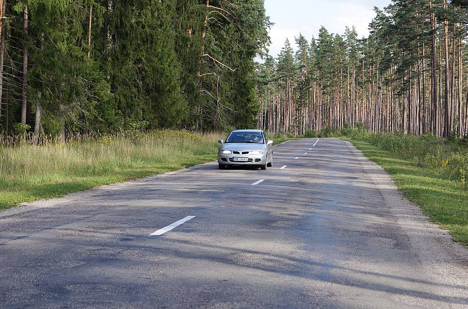 Viens pats uz tukša ceļa. Kas viņu pierunās nebraukt ātrāk par 90 km/h?