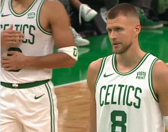 Kristaps Porziņģis Bostonas "Celtics" komandas kreklā.