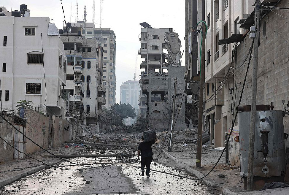 Gaza 10. oktobrī pēc Izraēlas aviācijas uzlidojuma. Gazas palestīnieši mobilajos telefonos saņem Izraēlas dienestu sūtītas balss ziņas ar aicinājumiem atstāt Gazas joslu, jo tā būs karadarbības zona.