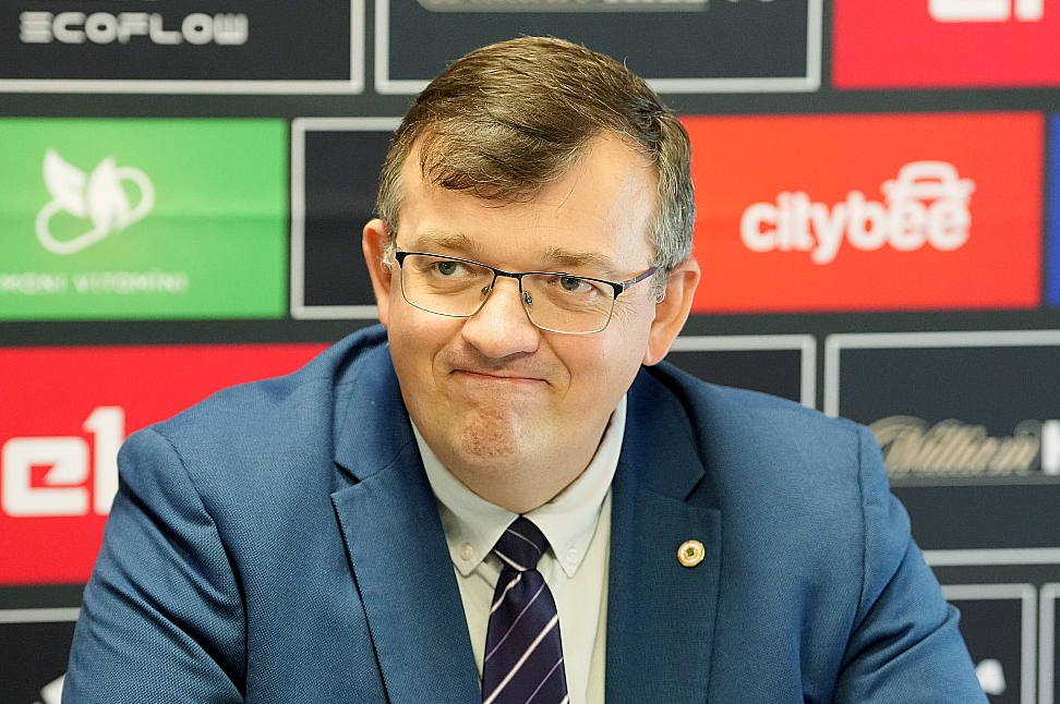Latvijas futbola izlases galvenais treneris Dainis Kazakevičs ir zaudējis aktīvāko izlases līdzjutēju uzticības kredītu.