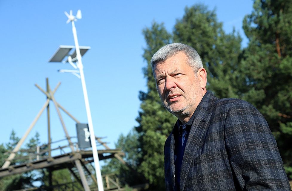 "Diemžēl Pāvilostas piekrastē uzstādītie vēja mikroģeneratori nav gana jaudīgi un savu tiešo funkciju pilnībā vairs nepilda, tāpēc, lai nodrošinātu nepārtrauktu apgaismojumu un informācijas stendu darbību, pašvaldība tiem ir pieslēgusi elektroenerģijas padevi no tīkla," pieredzē dalās Sakas pagasta un Pāvilostas pilsētas apvienības pārvaldes vadītājs Artis Rimma.