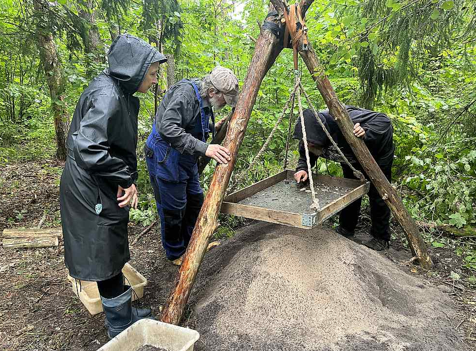 Izrakumu zemes sijāšana lielajā Puncuļovas pilskalnā.