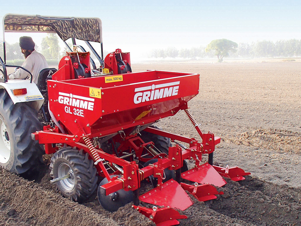 'Grimme GL 32 E' kartupeļu stādāmā mašīna.