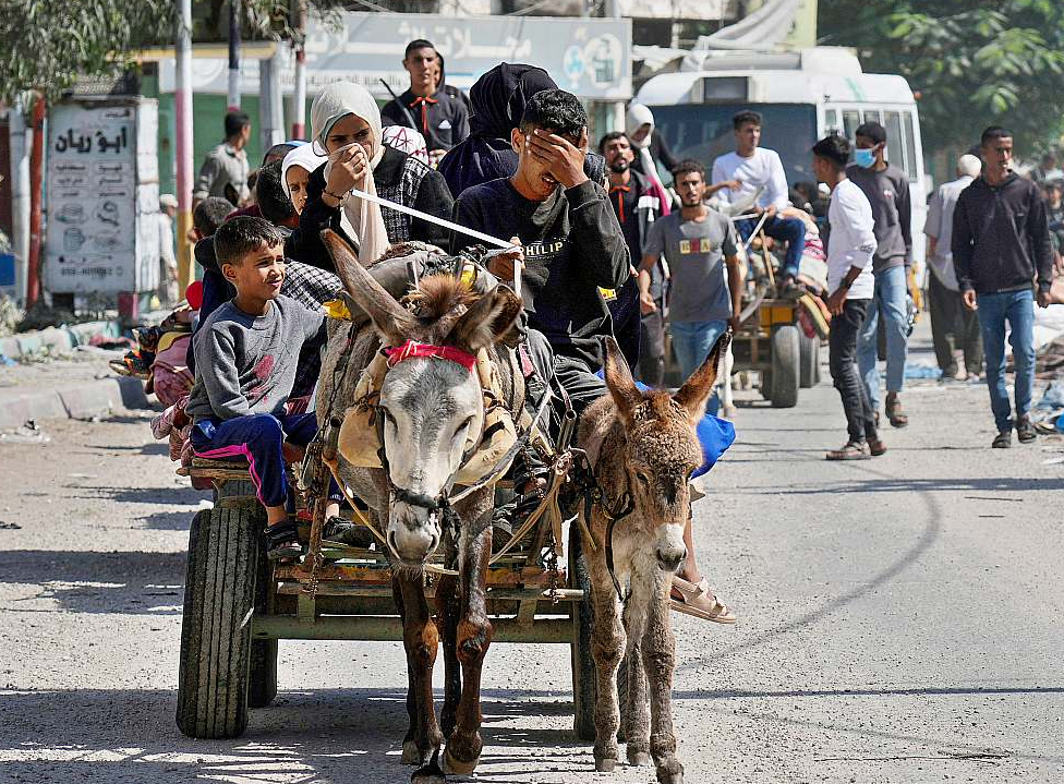Palestīnieši dodas prom no Gazas joslas.