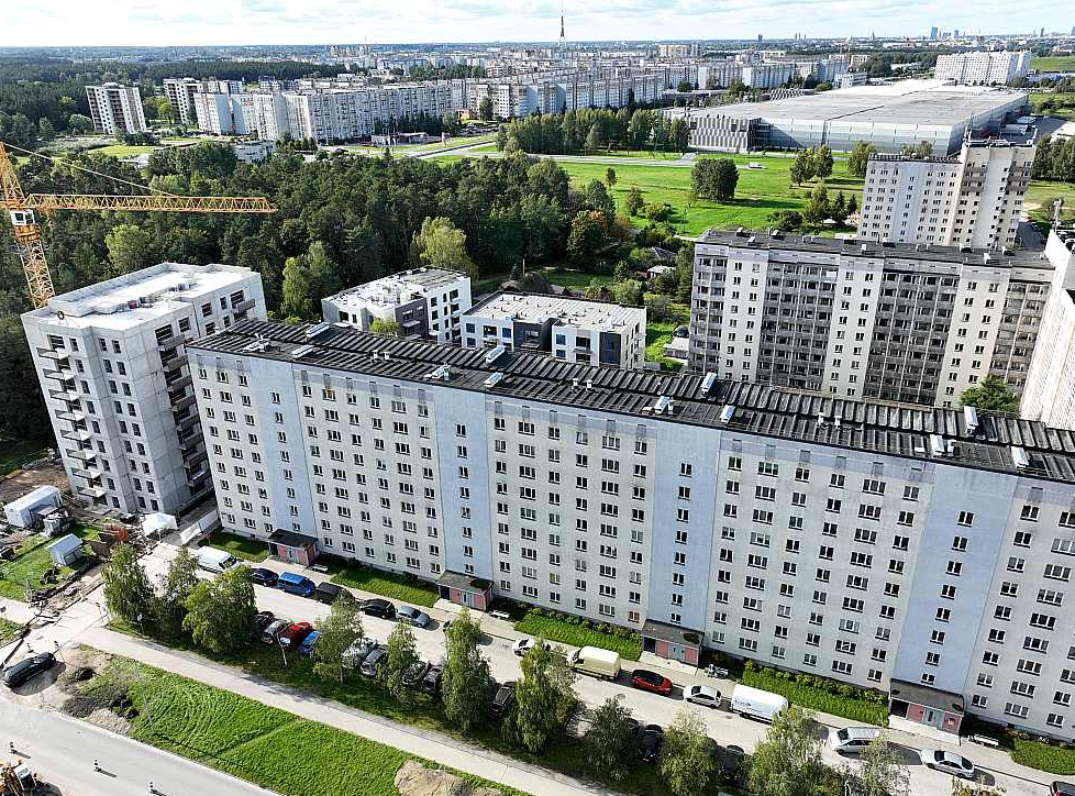 Dzīvokļa pirkšana šobrīd vairumam sabiedrības nav pa kabatai, tādēļ strauji aktualizējusies dzīvokļu īre. Taču te atkal problēma – īres namu trūkst un arī īres cenas daudziem nav paceļamas. Un valsts atbalstu šādu namu būvniecībai krasi sarežģījusi inflācija un būvniecības izmaksu pieaugums.
