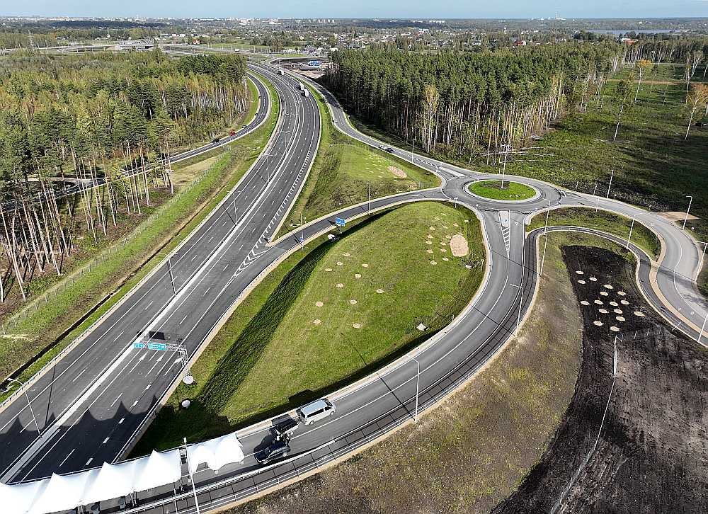 Finansētāji un projektētāji Ķekavas apvedceļa izbūvē ir atļāvušies tērēt vairāk, nekā par kilometru garu asfaltētu joslu pieņemts, un tas ir ne tikai estētiski, bet arī – svarīgi satiksmes drošībai.