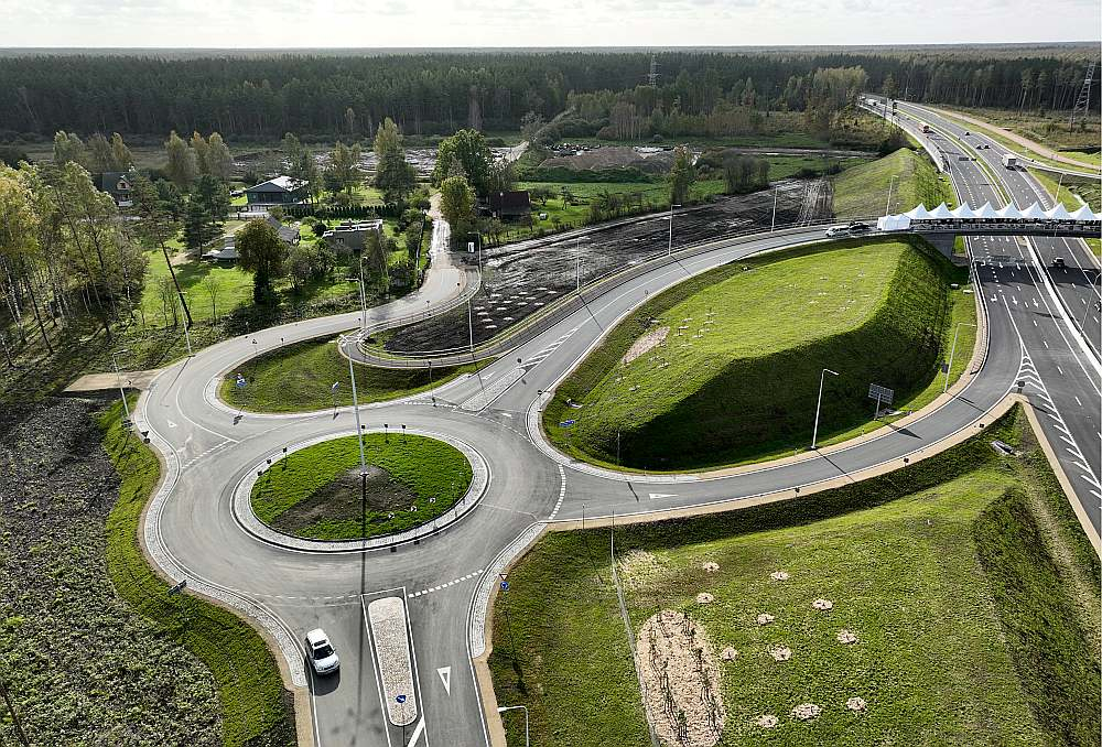 Finansētāji un projektētāji Ķekavas apvedceļa izbūvē ir atļāvušies tērēt vairāk, nekā par kilometru garu asfaltētu joslu pieņemts, un tas ir ne tikai estētiski, bet arī – svarīgi satiksmes drošībai.